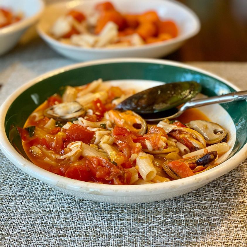 Pasta With Mussels in Tomato Wine Sauce