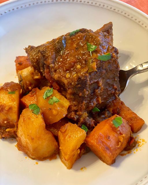 Effortless Homemade Short Ribs: Slow-braised to Perfection in Clay Pot Slow Cooker
