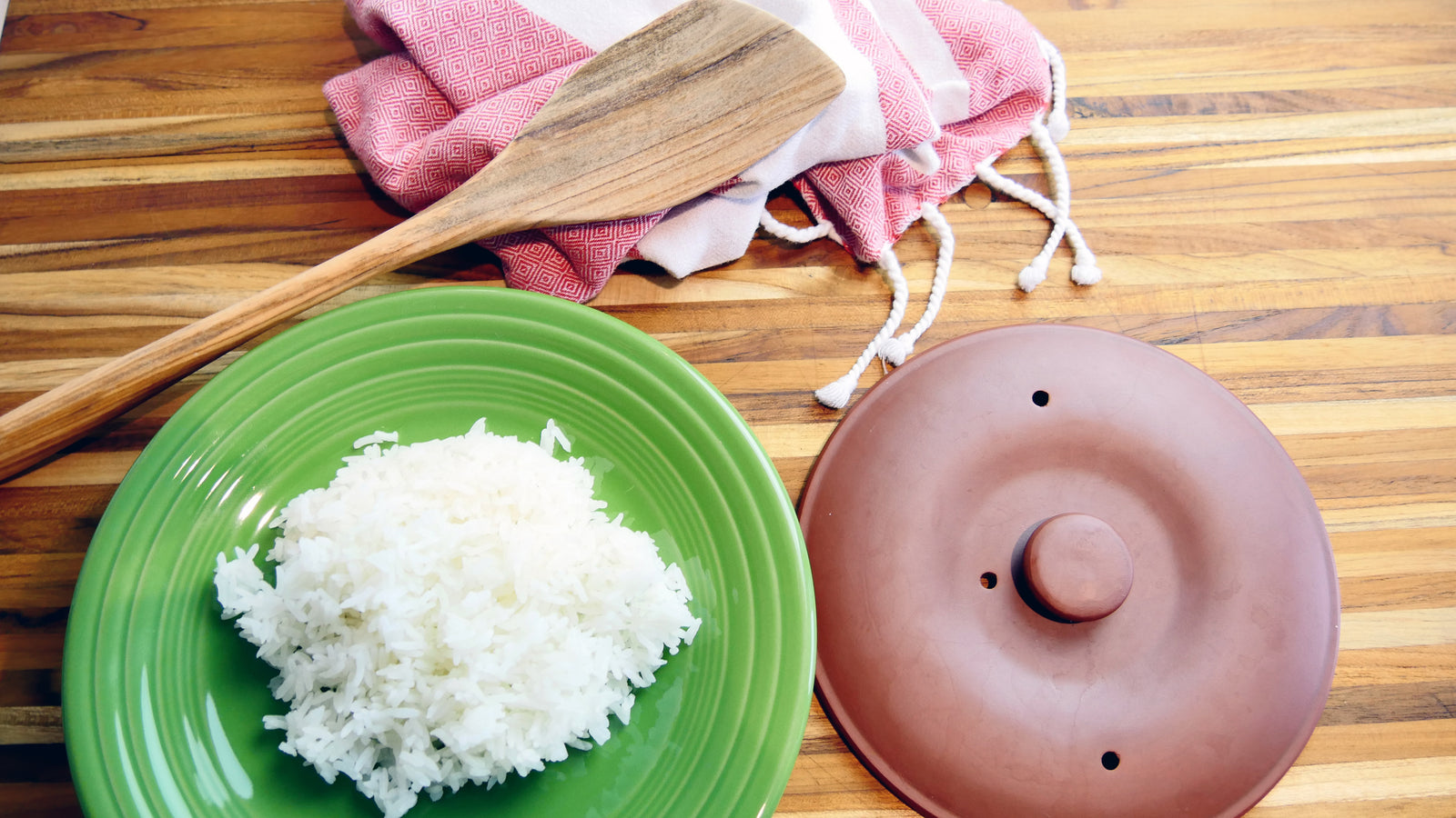 https://vitaclaychef.com/cdn/shop/articles/FLUFFY_RICE_IN_CLAY_RICE_COOKER_1600x.JPG?v=1568311720