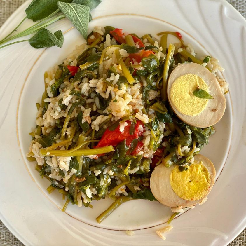 https://vitaclaychef.com/cdn/shop/articles/Purslane-rice_1600x.jpg?v=1628219548