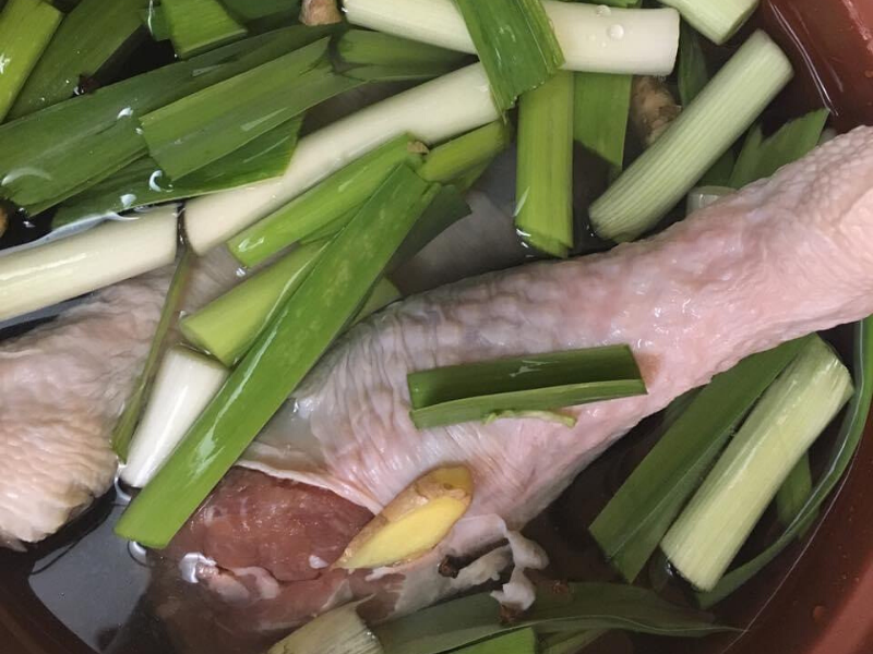 https://vitaclaychef.com/cdn/shop/articles/Turkey_leg_bone_broth_1600x.png?v=1588816853