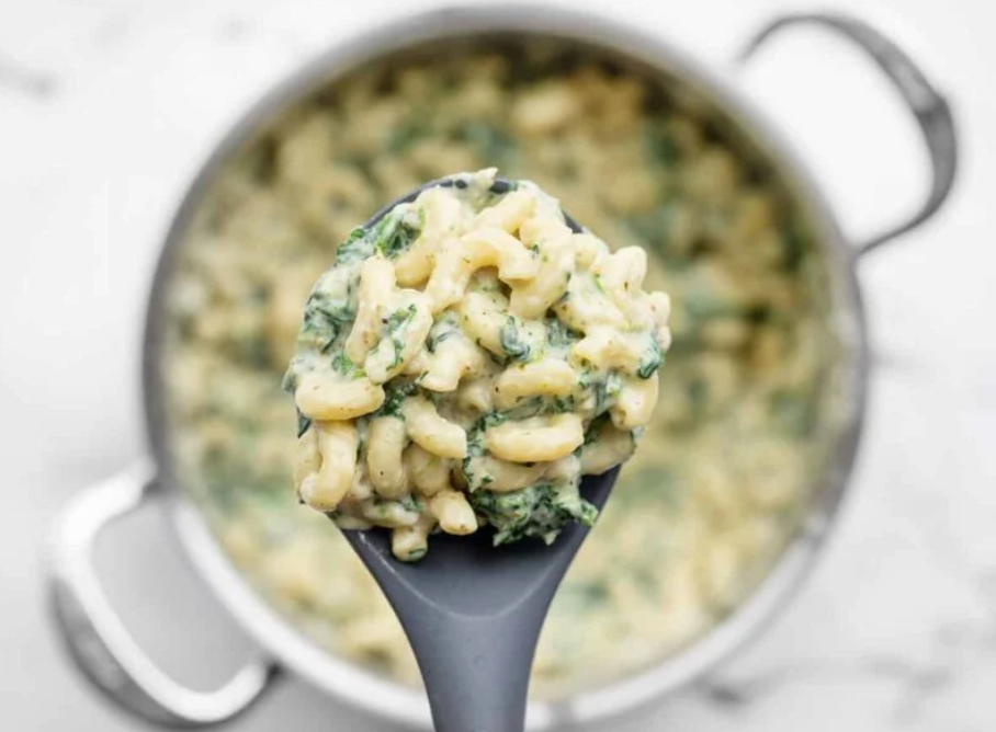 CREAMY PESTO MAC AND CHEESE WITH SPINACH